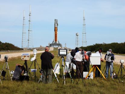 CAPE CANAVERAL, FLORIDA - NOVEMBER 15: Members of the media set up cameras as NASA's Space Launch System (SLS) rocket with the Orion spacecraft attached rests on launch pad 39B as final preparations are made for the Artemis I mission at NASA's Kennedy Space Center on November 15, 2022 in Cape Canaveral, Florida. NASA is making its third attempt to launch the unmanned Artemis I mission to the moon following a series of technical and weather delays. (Photo by Kevin Dietsch/Getty Images)