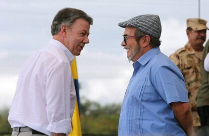 El presidente de Colombia, Juan Manuel Santos conversa con el máximo líder de las FARC, Rodrigo Londoño, alias Timochenko.