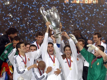 El capitán del Real Madrid Fernando Hierro levanta la Copa de Europa junto a sus compañeros tras derrotar en la final al Bayer Leverkusen en el partido disputado en el estadio Hampden Park en Glasgow (Escocia),que finalizó con el resultado de 2-1, el 15 de mayo de 2002.