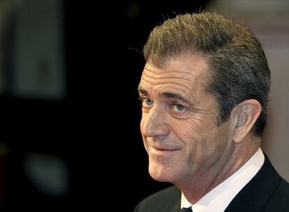 Mel Gibson ha añadido una nueva posesión a su lista de propiedades en Malibú. El actor ha adquirido, según <i>Los Angeles Times</i>, la antigua casa del actor David Duchovny (agente Mulder en <i>Expediente</i>) y su esposa, Téa Leoni, por once millones de dólares (unos 7.446.209 de euros). La casa de 612 metros cuadrados, puesta a la venta el pasado mes de junio, posee cinco dormitorios, cuatro cuartos de baño, casa para huéspedes y vistas al océano y a las montañas.