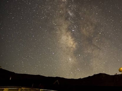 As Perseidas observadas de uma região montanhosa.