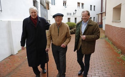 Desde la izquierda, Dieprand von Richthofen, Luis Iriondo Aurtenetxea y Karl-Benedikt von Moreau, ayer en Gernika.