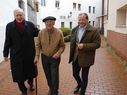 Desde la izquierda, Dieprand von Richthofen, Luis Iriondo Aurtenetxea y Karl-Benedikt von Moreau, ayer en Gernika.