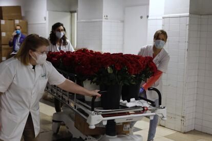 L'Hospital Clínic reparteix avui 5.000 roses a pacients i treballadors.