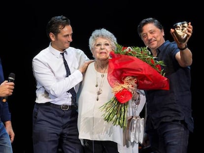 La actriz Pilar Bardem, junto a sus hijos Mónica, Javier y Carlos y el actor y cantante Asier Etxeandia.