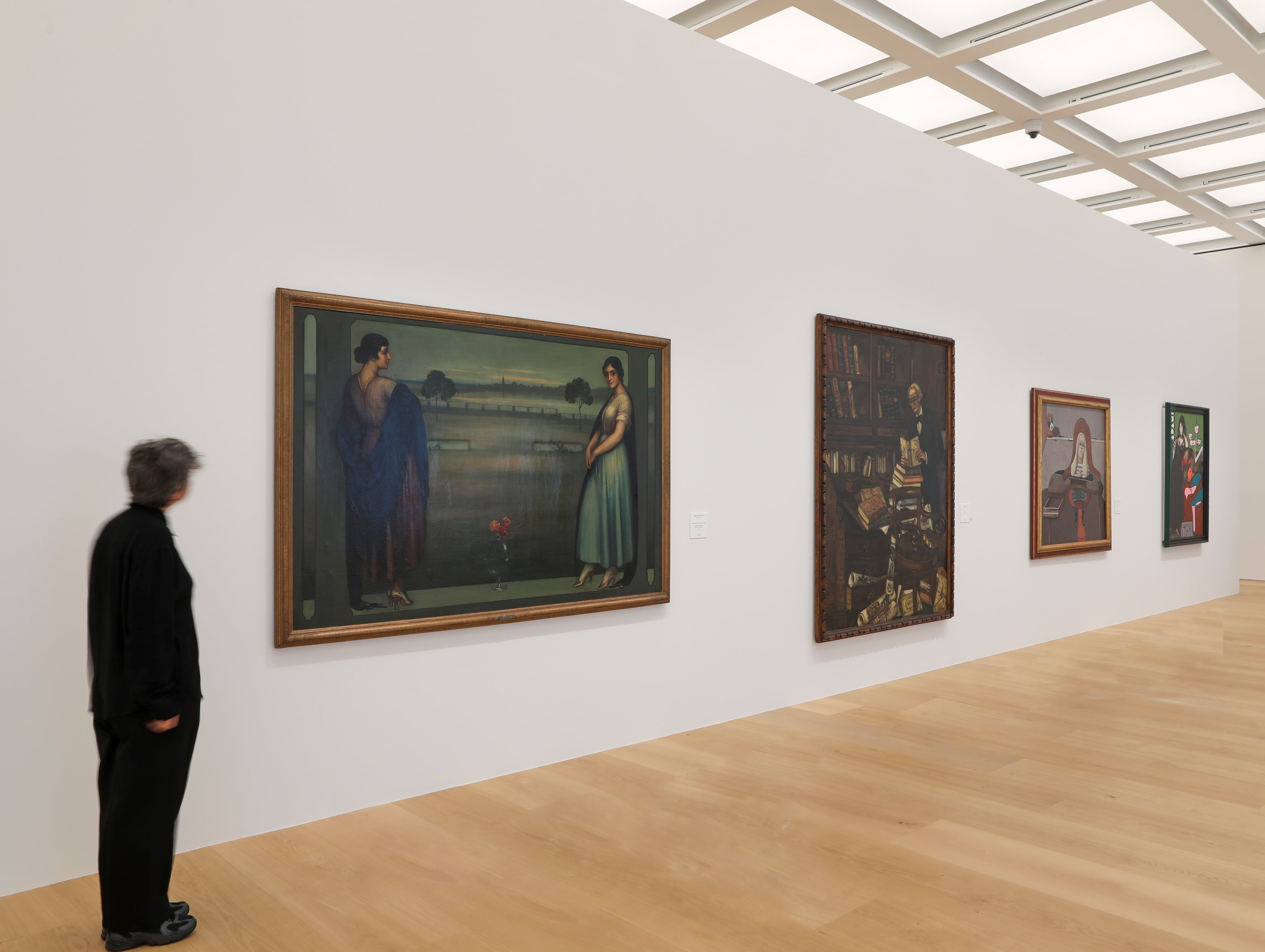 Un visitante se asoma a una de las salas de la colección permanente y observa una de las obras de Julio Romero de Torres.