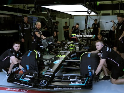 El Mercedes de Lewis Hamilton, en el garaje, durante los tests de pretemporada de Fórmula 1 en Baréin.