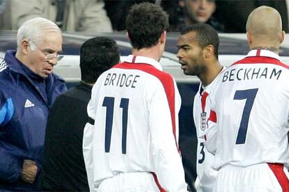 Luis Aragonés se encara a Cole durante el partido España-Inglaterra de noviembre en Madrid.