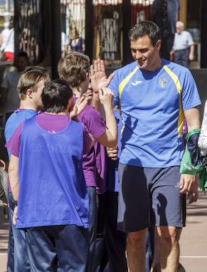 El secretario general del PSOE, Pedro Sánchez, jugó un partido de baloncesto con miembros del Centro Estela, hoy en su visita a Burgos. EFE/Santi Otero