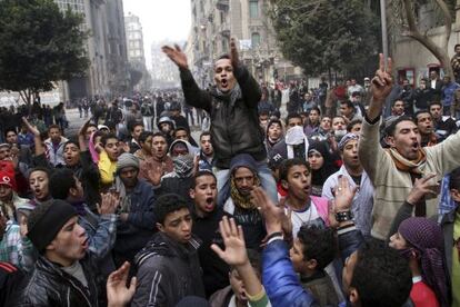 Manifestantes protestan cerca del ministerio del Interior.