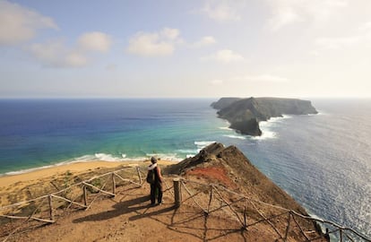 El mirador de las Flores, en Porto Santo (Madeira). Al fondo, la isla de Baixo ou da Cal.