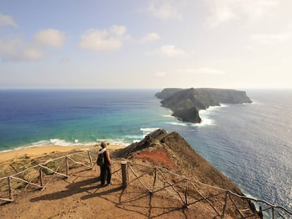 El mirador de las Flores, en Porto Santo (Madeira). Al fondo, la isla de Baixo ou da Cal.