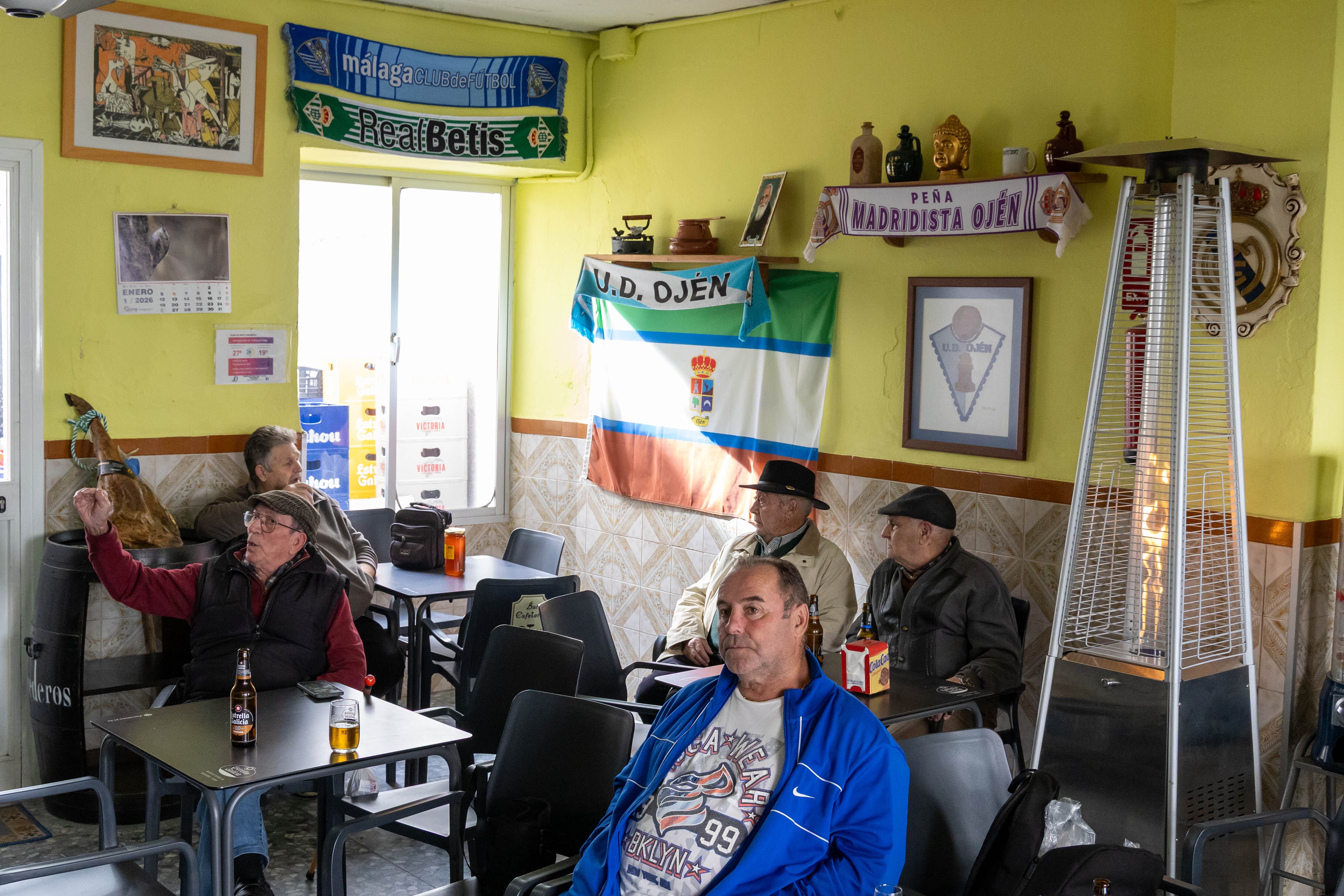 Interior del Bar Cafetería Ojén, en el centro del pueblo.