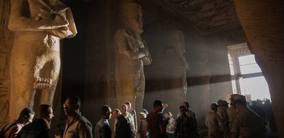 Turistas visitan el templo de Abu Simbel.