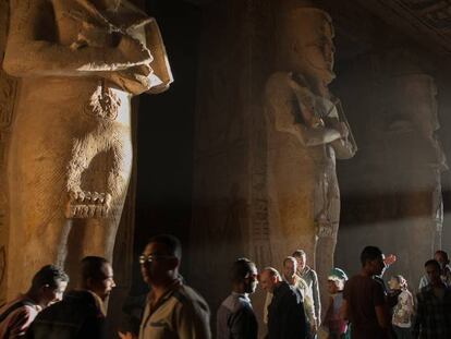 Turistas visitan el templo de Abu Simbel. 