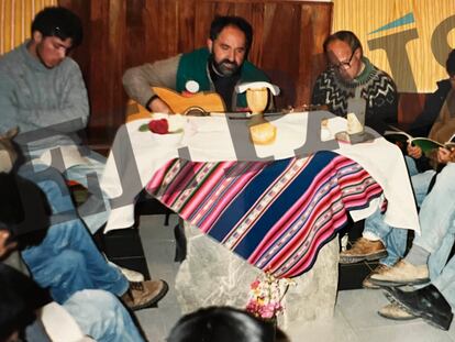 El pederasta español Alfonso Pedrajas, con una guitarra, junto al religioso condenado por abusos Luis Tó, a su izquierda.