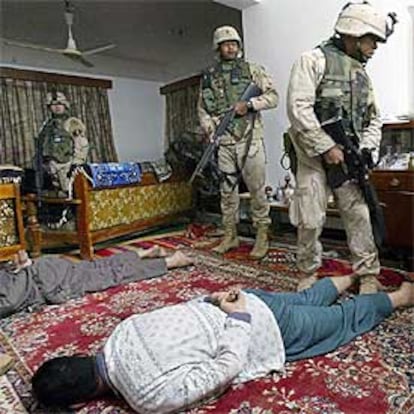 Dos de los sobrinos de Al Duri, tirados en el suelo de su casa en el momento de su arresto.