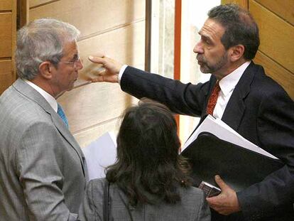 Emilio Pérez Touriño, María José Caride (de espaldas) y José Ramón Fernández Antonio, ayer en el Parlamento.