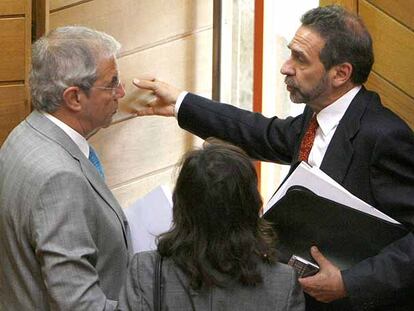 Emilio Pérez Touriño, María José Caride (de espaldas) y José Ramón Fernández Antonio, ayer en el Parlamento.