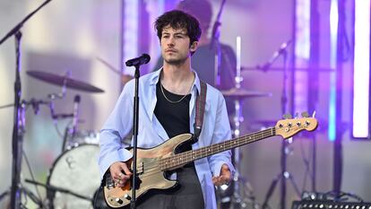 El actor Dylan Minnette en una actuación con su banda, Wallows, en 'Today Show Concert Series', el 24 de mayo de 2024 en Nueva York.