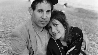 Paul Simon y Carrie Fisher, retratados en una playa de Francia, en septiembre de 1983.