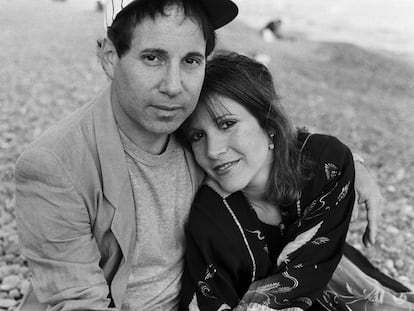 Paul Simon y Carrie Fisher, retratados en una playa de Francia, en septiembre de 1983.