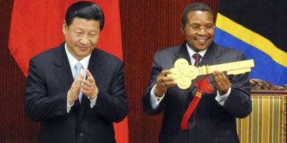 El presidente chino, Xi Jinping (i), y su homólogo tanzano, Jakaya Kikwete, hoy en Dar es Salaam.