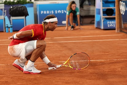 Nadal se prepara para un saque de Alcaraz.