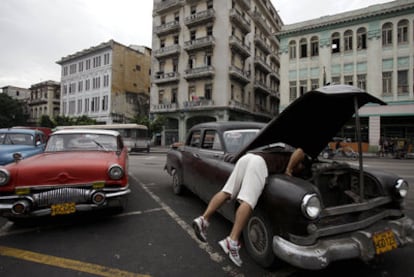 Un hombre revisa el motor de su coche en La Habana, el viernes.
