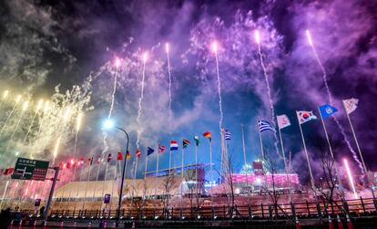 Focs artificials fora de l'estadi de Pyeongchang, on se celebra la cerimònia d'inauguració dels Jocs Olímpics d'Hivern 2018, el 9 de febrer del 2018.