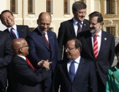 El jefe del Ejecutivo espa&ntilde;ol, Mariano Rajoy (d), entre otros mandatarios, momentos antes de la foto de familia de los l&iacute;deres y ministros de Exteriores presentes en la cumbre del G20 en San Petersburgo.