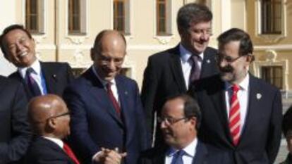 El jefe del Ejecutivo espa&ntilde;ol, Mariano Rajoy (d), entre otros mandatarios, momentos antes de la foto de familia de los l&iacute;deres y ministros de Exteriores presentes en la cumbre del G20 en San Petersburgo.