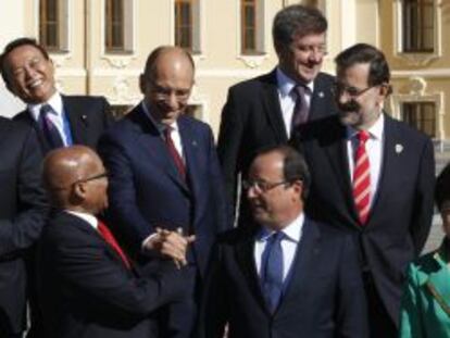 El jefe del Ejecutivo espa&ntilde;ol, Mariano Rajoy (d), entre otros mandatarios, momentos antes de la foto de familia de los l&iacute;deres y ministros de Exteriores presentes en la cumbre del G20 en San Petersburgo.