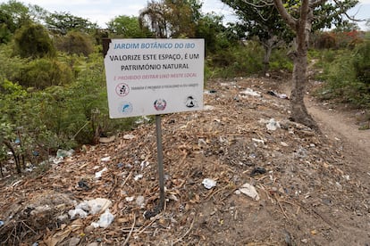 Más de 9.000 personas residen actualmente en la isla de Ibo, al norte de Mozambique. Es una cifra que ha crecido en los últimos años debido a la llegada de cientos de familias que huyen del conflicto armado en la región de Cabo Delgado, que estalló en 2017. El aumento poblacional en Ibo, junto a la falta de un sistema adecuado de gestión de residuos, está generando una creciente presión sobre el medio ambiente. Así lucía, por ejemplo, la entrada al jardín botánico de Ibo el 19 de noviembre de 2024.