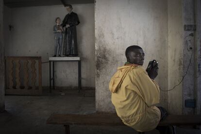 Foula Amani, hija de refugiados, en las ruinas del campamento Kanyaruchinya, en la ciudad de Goma, República Democrática del Congo, tras el paso del grupo armado M23. Fotografía nominada en 'Temas de actualidad'. (© Colin Delfosse, Bélgica, Sony World Photography Awards)