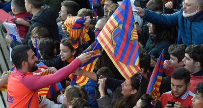 Arda Turan saluda a los aficionados al término de un entrenamiento.