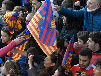 Arda Turan saluda a los aficionados al término de un entrenamiento.