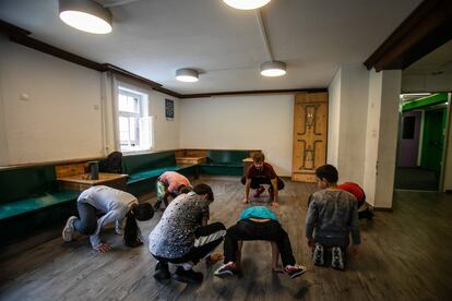 En un aula de un chalé suizo en Davos (Suiza), niños y niñas migrantes reciben clase de break dance.