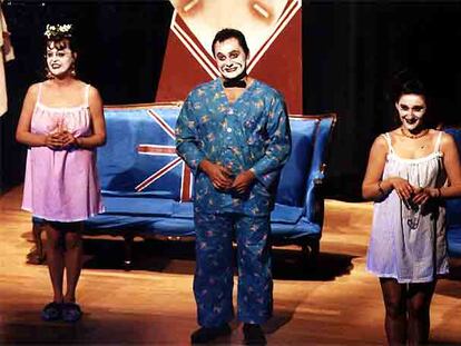 El grupo de teatro Cal Teatro, interpretando la obra de Ionesco &#39;La cantante calva&#39;, en 1997.