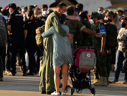 Militares españoles se reunían, este viernes, con sus familias tras aterrizar en Torrejón el último vuelo de la evacuación de Afganistán.