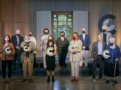 Los miembros del plenario del CoNCA en la fila de atras, y delante los premiados con los Premios Nacionales 2021: Maria Contreras, Narcís Comadira, Mónica Rikić, la representante de Dansàneu y Maria Carme Dalmau, (junto a su hijo), a la derecha.