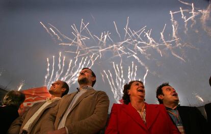 Francisco Camps, Mariano Rajoy, Rita Barber&aacute; y Gerardo Camps en el mitin del PP en la plaza de Toros de Valencia en la campa&ntilde;a de 2007.