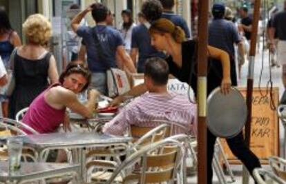 Una camarera sirviendo a unos clientes en una terraza de Valencia. CARLES FRANCESC