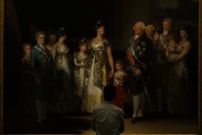 Un visitante nocturno del Prado, ante 'La familia de Carlos IV', de Goya.