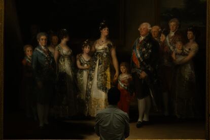 Un visitante nocturno del Prado, ante 'La familia de Carlos IV', de Goya.