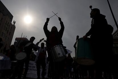 Jóvenes durante una manifestación para exigir mejores condiciones laborales, en Santiago de Chile, el 26 de julio de 2023.