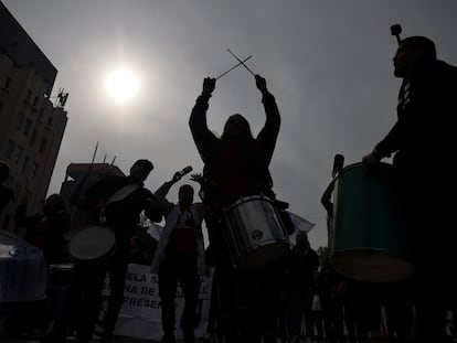 Jóvenes durante una manifestación para exigir mejores condiciones laborales, en Santiago de Chile, el 26 de julio de 2023.