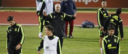 Del Bosque da instrucciones a Morata, Callej&oacute;n e Isco durante el entrenamiento de la selecci&oacute;n. 