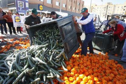 Los agricultores protestan por los bajos precios de la fruta y la verdura.