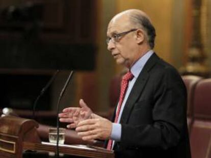 El ministro de Hacienda, Cristóbal Montoro, durante su intervención en el pleno del Congreso ayer.